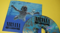 „Bábätko“ z obalu legendárneho albumu Nevermind žaluje Nirvanu