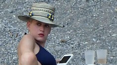 Uvoľnená Katy Perry na dovolenke. S rukou medzi nohami