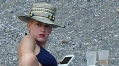 Uvoľnená Katy Perry na dovolenke. S rukou medzi nohami
