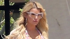 Jessica Simpson v bikinách: Kedysi plochá, dnes jej prsia pretekajú z výstrihu