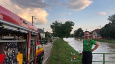 FOTO: Hladina potoka v Čečejovciach neuveriteľne stúpla, hovorí starosta. Stavali protipovodňové bariéry