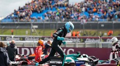 V kvalifikácii na VC Veľkej Británie dominovali domáci jazdci. Obsadili prvé tri pozície