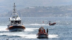 Záchranári stále pátrajú po posádke jachty. Potápači už objavili štyri telá, dvoch z nich identifikovali