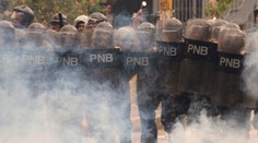 Polícia zasiahla v Caracase proti študentom, použila aj slzotvorný plyn
