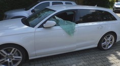 Nafúkala takmer tri promile a ničila autá na parkovisku. Dievča (16) vysvetlilo prečo