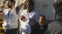 Na záchrannej lodi v Stredozemnom mori sa migrantke narodil chlapec "Zázrak"