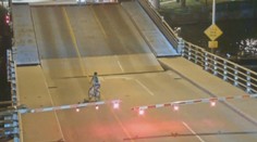 VIDEO: Cyklistka nerešpektovala rampy. Takmer ju pripučil zdvíhací most