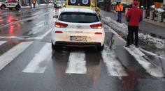 Už boli takmer na chodníku, keď do nich vrazilo auto. Zranenú babičku s vnukom previezli do nemocnice