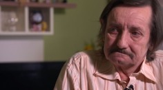 Muž bez nôh je uväznený v byte. Zdravým susedom prekáža plošina na schodoch