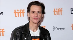 Vychudnutý Jim Carrey. Je z neho len kosť a koža