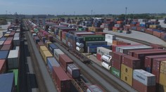 Dostať tovar z kamiónov do vlakov sa nám stále nedarí. Ak nestihneme termín, prídeme o peniaze