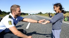 Fotografia policajta s malou utečenkyňou obletela svet. Ženy sú z neho hotové