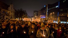 Nežnú revolúciu si s opozíciou pripomínalo na Námestí SNP niekoľko stovák ľudí