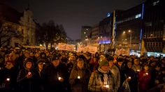 Nežnú revolúciu si s opozíciou pripomínalo na Námestí SNP niekoľko stovák ľudí
