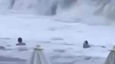 VIDEO: Túžba po fotkách sa jej stala osudnou. Ženu (†20) stiahlo rozbúrené Čierne more