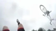 Au, to muselo bolieť! Cyklista po náraze autom vyletel do vzduchu