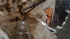 Dva roky im vlhla stena. Potom objavili záhadnú hadičku od suseda, ktorý mal o ich dom záujem