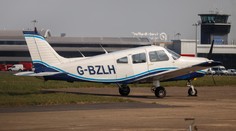 Letecký inštruktor náhle zomrel počas letu. Pilot si myslel, že smrť iba predstiera