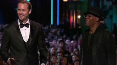 Sexy predstaviteľ Tarzana odovzdával cenu bez nohavíc, len v slipoch!