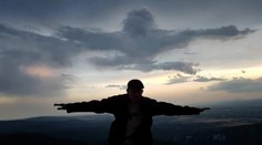 Miloš zachytil zaujímavý úkaz na oblohe. Čo vám to pripomína?