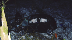 Tragická nehoda neďaleko Banskej Bystrice. Vodič (†41) vyletel s autom zo zákruty a narazil do stromu