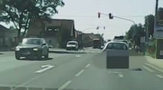 Chodec na červenú vbehol rovno pod auto. Tieto zábery z nehody hovoria za všetko