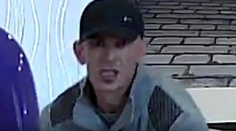 VIDEO: Celú krádež v Žiline zachytila kamera, zlodej sa zadíval priamo do nej. Pátra po ňom polícia