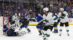 San Jose sa ujalo vedenia v sérii so St. Louis, tretí zápas rozhodol kontroverzný gól