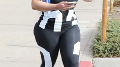 Mama najmladšej Kardashianky po pôrode. Ploché brucho a obrie pozadie