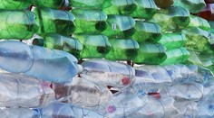 Je to definitívne! O dva roky začnú obchodníci zálohovať PET fľaše a plechovky