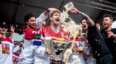 VIDEO: Pohár majstrov sveta neprežil oslavy. Českí hokejisti dali trofeji poriadne zabrať