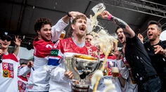 VIDEO: Pohár majstrov sveta neprežil oslavy. Českí hokejisti dali trofeji poriadne zabrať