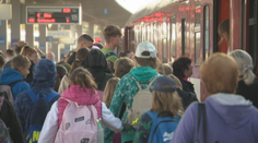 Cestujúci sú bezradní, vlaky do Bratislavy pravidelne meškajú. Zisťovali sme, prečo je to tak