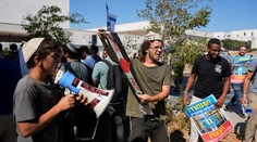 Izraelská armáda obžalovala vojaka z týrania palestínskych väzňov. Mučenie si vraj natáčal