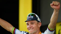 Belgičan Evenepoel sa stal víťazom individuálnej časovky a znížil stratu na priebežného lídra