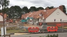 Krutá pomsta robotníka: Nezaplatili mu, tak im s bagrom zničil domy a smial sa na tom