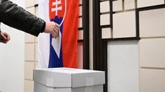 Vo vzduchu visia státisíce voľných hlasov. Týmto stranám by mohli zachrániť krk