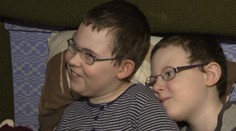 Chorí bratia snívajú o krabici s jedlom a nátierke. S mamou si to nemôžu dovoliť