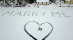 Romantika ako z filmu. Mladík požiadal priateľku o ruku nápisom na zamrznutom jazere