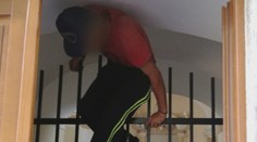 Hriešny úmysel mu v kostole nevyšiel. Po krádeži pokladničky ostal visieť na mreži