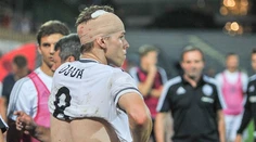 Škandál v predkole UEFA! Nášho Dudu trafil kameň z tribúny