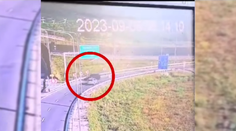 VIDEO: Opitá vodička na Porsche vošla do protismeru, okamžite stretla policajtov