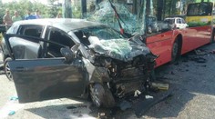 V Bratislave sa zrazil autobus MHD s autom