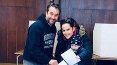 Aj známe tváre boli voliť: Aha, v čom prišiel obľúbený otecko