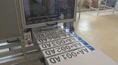 Už s nimi jazdia prvé autá. Boli sme sa pozrieť na to, ako vznikajú nové ŠPZ