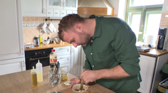 Pri varení používa netradičné ingrediencie. Šéfkuchár Pavol získal skúsenosti v michelinskej reštaurácii