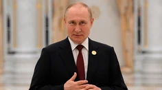 Lídri G7 vysmiali Putina pre jeho záľubu pózovať hore bez, ruský prezident vracia úder