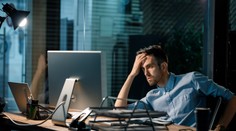 Nadčasy a dlhá pracovná doba zabijú ročne státisíce ľudí. Hrozí to každému, kto prekročí tento limit