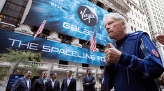 Britský miliardár Branson chce letieť do vesmíru skôr ako jeho rival Jeff Bezos