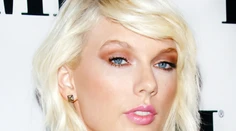Taylor sa veru nezdá. Dva týždne od rozchodu vášnivé bozky s novým fešákom